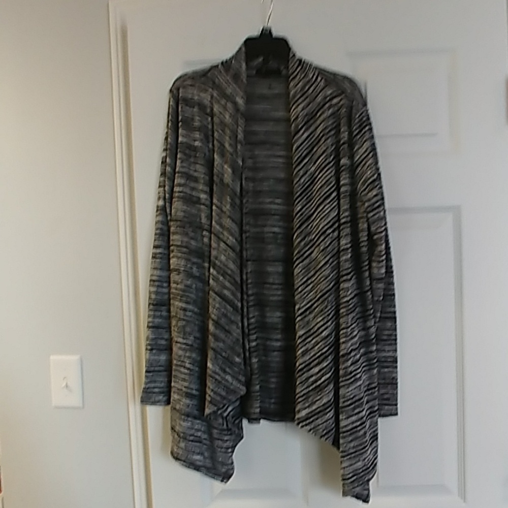 AB Studio Thin sweater with one button to close